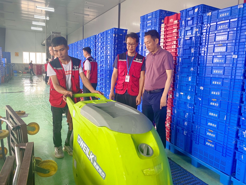 /QJ_077998458709.jpg 3.工作人員在用掃地機(jī)清洗地板.jpg