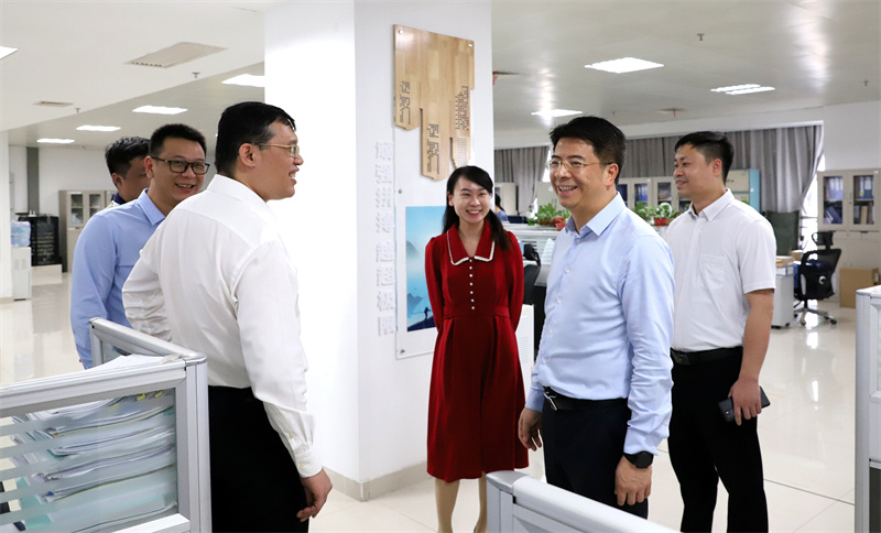 /QJ_207905158475.jpg 韋義勇與市場公司員工親切交流(拍攝:柒紅).jpg