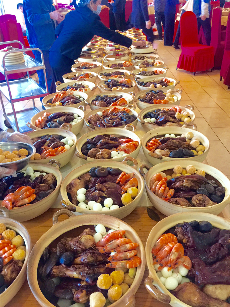 /QJ_415940630878.jpg 銀河公司員工食堂制作盆菜_副本.jpg