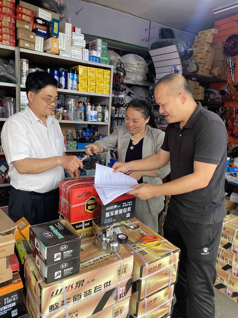 /QJ_879356471251.jpg 資產(chǎn)專管員向租戶發(fā)放創(chuàng)衛(wèi)通知書(賀世紅).jpg